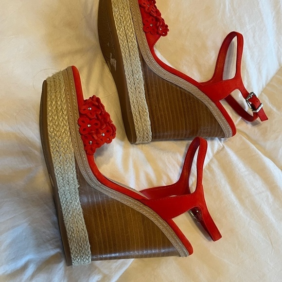 𝅺Perfect condition wood wedge, reddish/orangish. - Picture 3 of 5